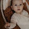 baby met roze slaapzak
