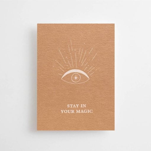klein kaartje met tekst stay in your magic