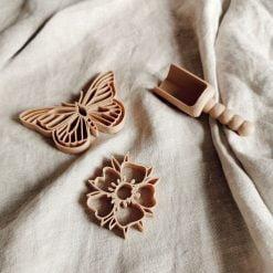 houten uitstekers vlinder en bloem en houten schepje