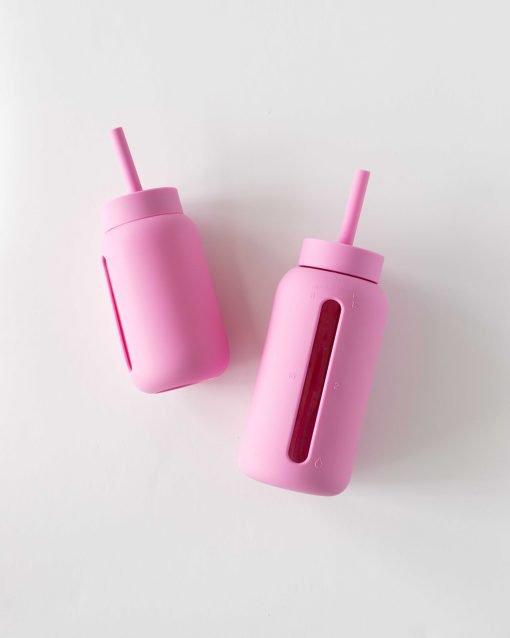 grote en kleine roze glazen drinkfles