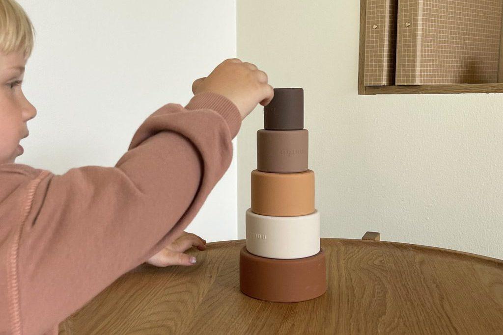 Stacking tower in a brown colour mix